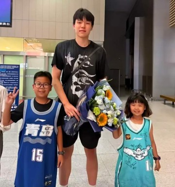 爱体育电脑版-回来啦！杨瀚森载誉归来，备战世预赛，深夜落地青岛发声，很霸气